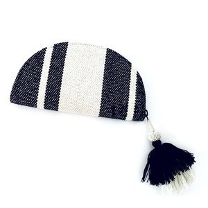 Clamshell style clutch purse